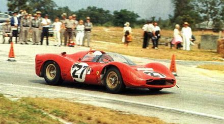 Mike Parkes i Bob Bondurant – Ferrari 330 P3.