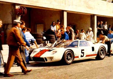 Ford GT 40 załogi Masten Gregory i John Whitmore.