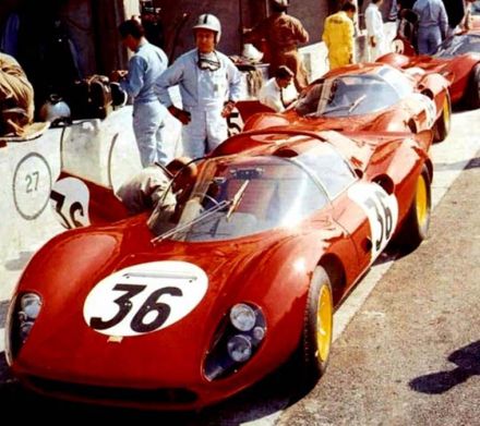 Ferrari Dino 206S załogi Nino Vaccarella i Bob Bondurant.