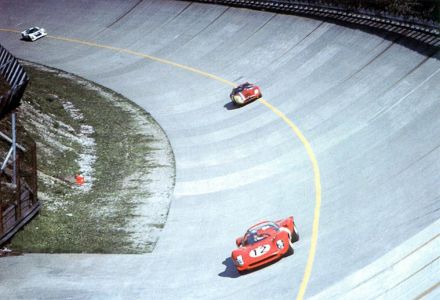 Jo Siffert i Colin Davis – Ferrari 330 P2.
