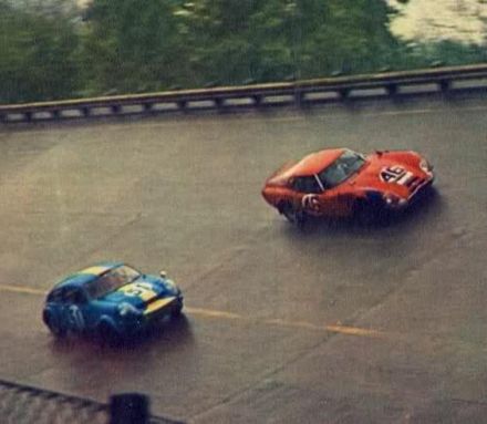 NR.51. Jean-Louis Marnat i Jean-Pierre Jabouille – Mini Marcos GT, nr.46. Roberto Bussinello i "Geki" – Alfa Romeo Giulia TZ2.