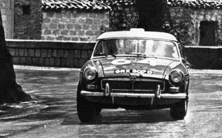 Timo Mäkinen i John Rhodes – MGB.