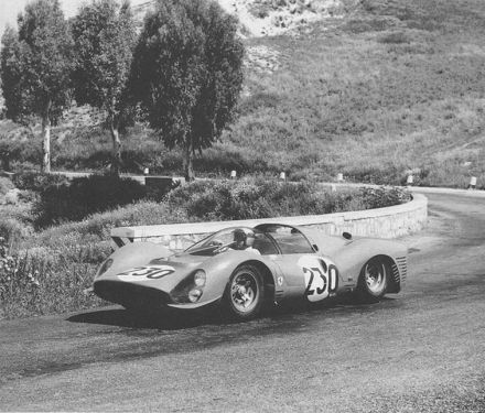 Nino Vaccarella i Lorenzo Bandini – Ferrari 330 P3 Spyder.