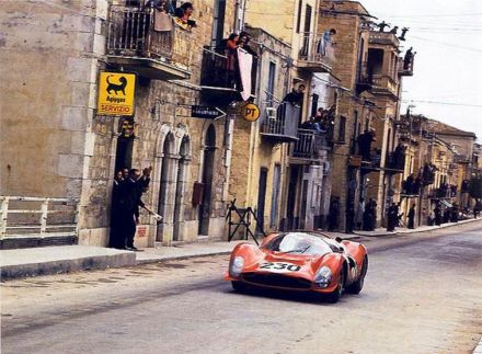 Nino Vaccarella i Lorenzo Bandini – Ferrari 330 P3 Spyder.