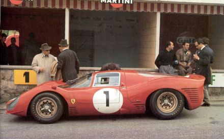 Ferrari 330 P3 załogi Mike Parkes i Ludovico Scarfiotti.