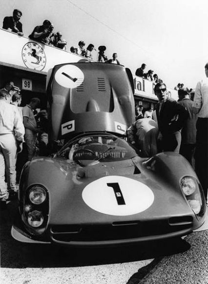 John Surtees i Mike Parkes - Ferrari 330 P3 Spyder.