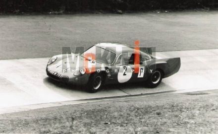 John Surtees, Mike Parkes i Lorenzo Bandini - Ferrari 330 P3 Coupe.