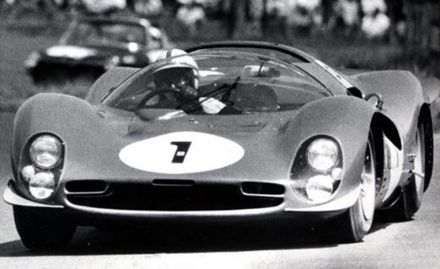 John Surtees i Mike Parkes - Ferrari 330 P3 Spyder.