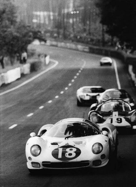Nr.18. Bob Bondurant i Masten Gregory, nr.19. Willy Mairesse i Herbert Müller - Ferrari 365 P2.