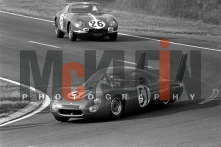Nr.51. Claude Laurent i Jean-Claude Ogier - CD SP 66 Peugeot, nr.26. Giampiero Biscaldi i Michel de Bourbon-Parme - Ferrari 275 GTB/C.