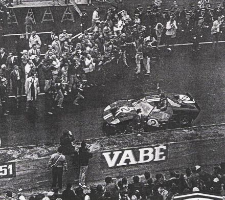 Zwycięzcy wyścigu: Bruce McLaren i Chris Amon - Ford Mk.II. 