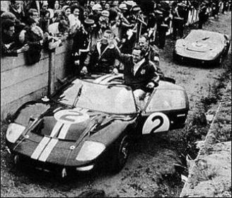 Zwycięzcy wyścigu: Bruce McLaren i Chris Amon - Ford Mk.II.
