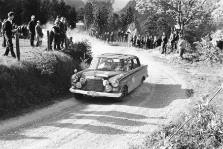 Mercedes Benz 220 SE.