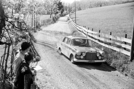 Mercedes Benz 220 SE.