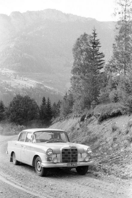 Mercedes Benz 220 SE.
