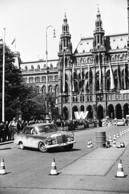 Mercedes Benz 220 SE.