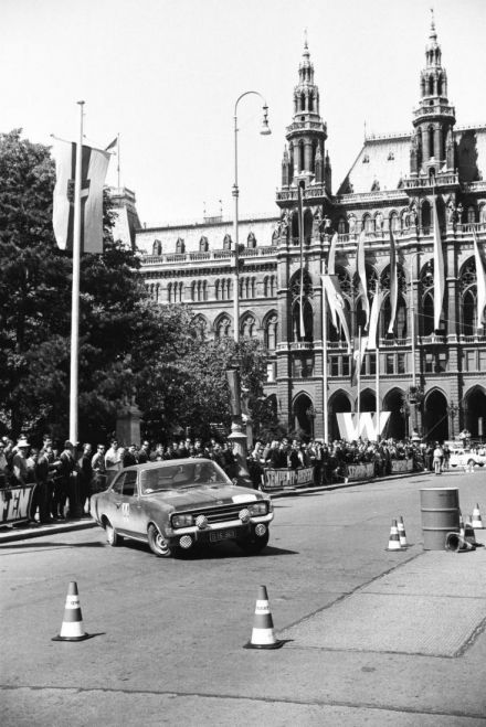 Opel Rekord coupe.