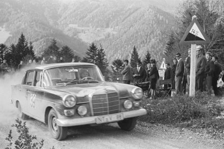 Mercedes Benz 220 SE.