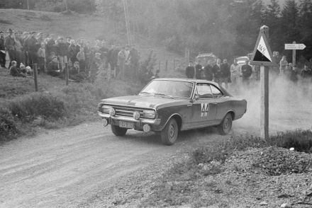Opel Rekord coupe.
