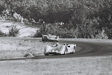 Nr.5.  Denny Hulme – McLaren M6A Chevrolet , nr.32.Ludovico Scarfiotti – Ferrari 412 P spyder. 