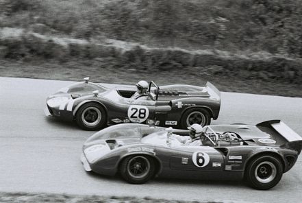 Nr.6.Mark Donohue – Lola T70 Mk.3B Chevrolet, nr.28.Dick Brown – McLaren Elva Mark II Ford.