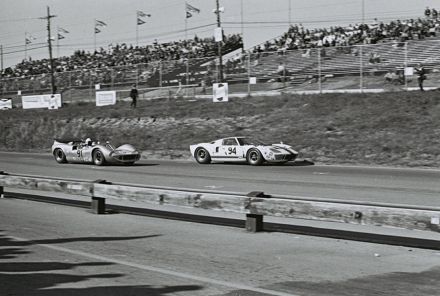 Nr.94.Eppie Wietzes – Ford GT 40, nr.91.Skip Scott – McLaren Elva Mark III Chevrolet.