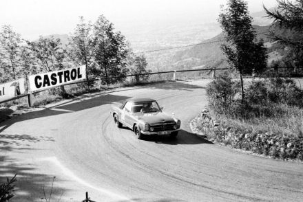 Mercedes Benz 230 SL.