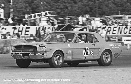 Joe Chamberlain i Dennis Pillar – Ford Mustang.