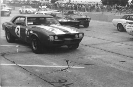 Dick Guldstrand i Bob Bondurant – Chevrolet Camaro.