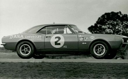 Dick Guldstrand i Bob Bondurant – Chevrolet Camaro.