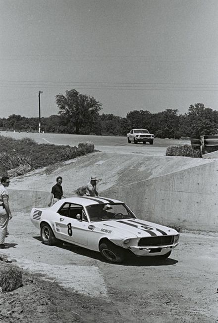 Ford Mustang z urwanym kołem