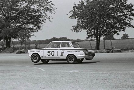 Charles Barns i Lynn Kysar – Ford Lotus Cortina.