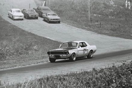 Jerry Titus – Ford Mustang.