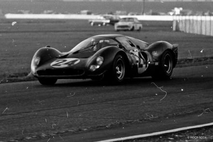 Ludovico Scarfiotti i Mike Parkes – Ferrari 330 P4 coupe.