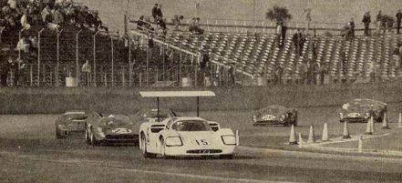Nr.15.Phil Hill i Mike Spence – Chaparral 2D Chevrolet, nr.23.Lorenzo Bandini i Chris Amon – Ferrari 330 P4 spyder. 