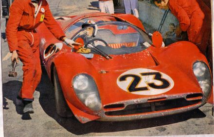 Lorenzo Bandini i Chris Amon – Ferrari 330 P4 spyder.