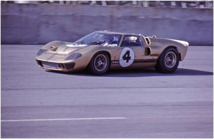 Mark Donohue, Peter Revson i Paul Hawkins – Ford GT Mark II.