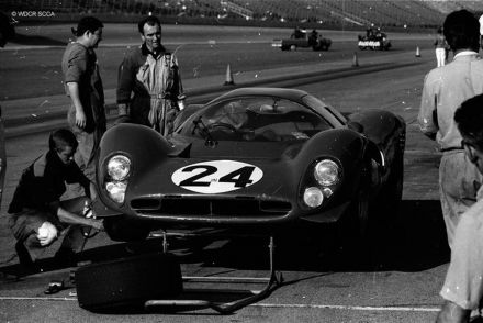 Ludovico Scarfiotti i Mike Parkes – Ferrari 330 P4 coupe.