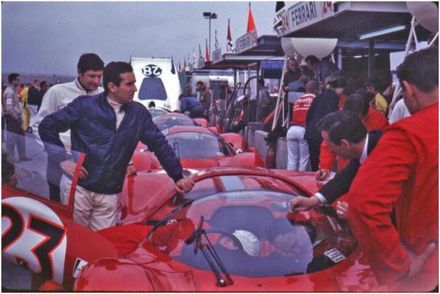 Ferrari w pit stopie.