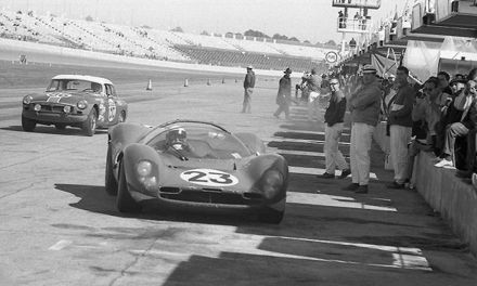 Nr.23.Lorenzo Bandini i Chris Amon – Ferrari 330 P4 spyder, nr.86.Bill Eve, Ernie Croucher i Pete Glenn – MG MGB roadster. 