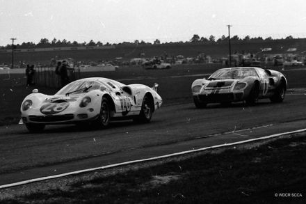 Nr.28.Peter Gregg, Jo Schlesser i Gregory – Ferrari 365 P2, nr.1.Bruce McLaren i Lucien Bianchi – Ford GT Mark II.