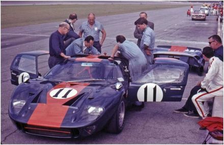 Richard Thompson i Jackie Ickx – Ford GT 40.