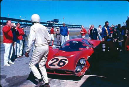 Pedro Rodriguez i Jean Guichet – Ferrari 412 P.
