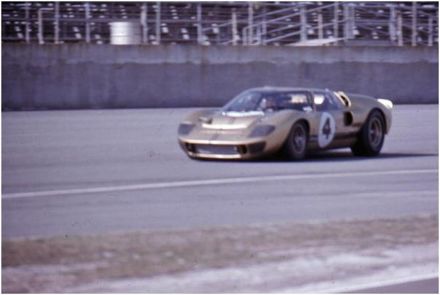  Mark Donohue, Peter Revson i Paul Hawkins – Ford GT Mark II.