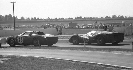  Nr.32.Peter Clarke i Nelson – Ferrari 250 LM, nr.24.Ludovico Scarfiotti i Mike Parkes (GB) – Ferrari 330 P4 coupe.