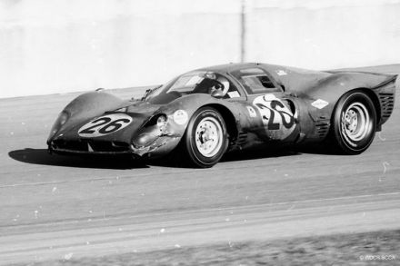 Pedro Rodriguez i Jean Guichet – Ferrari 412 P.