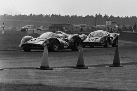 Nr.23.Lorenzo Bandini i Chris Amon – Ferrari 330 P4 spyder, nr.26.Pedro Rodriguez i Jean Guichet – Ferrari 412 P.