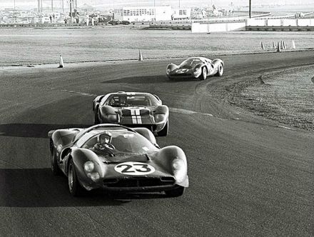 Nr.23.Lorenzo Bandini i Chris Amon – Ferrari 330 P4 spyder.
