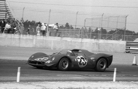 Lorenzo Bandini i Chris Amon – Ferrari 330 P4 spyder.