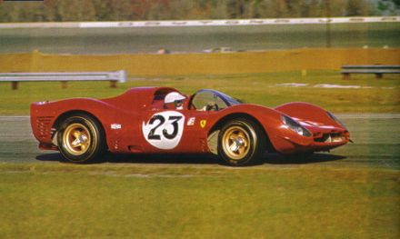Lorenzo Bandini i Chris Amon – Ferrari 330 P4 spyder.